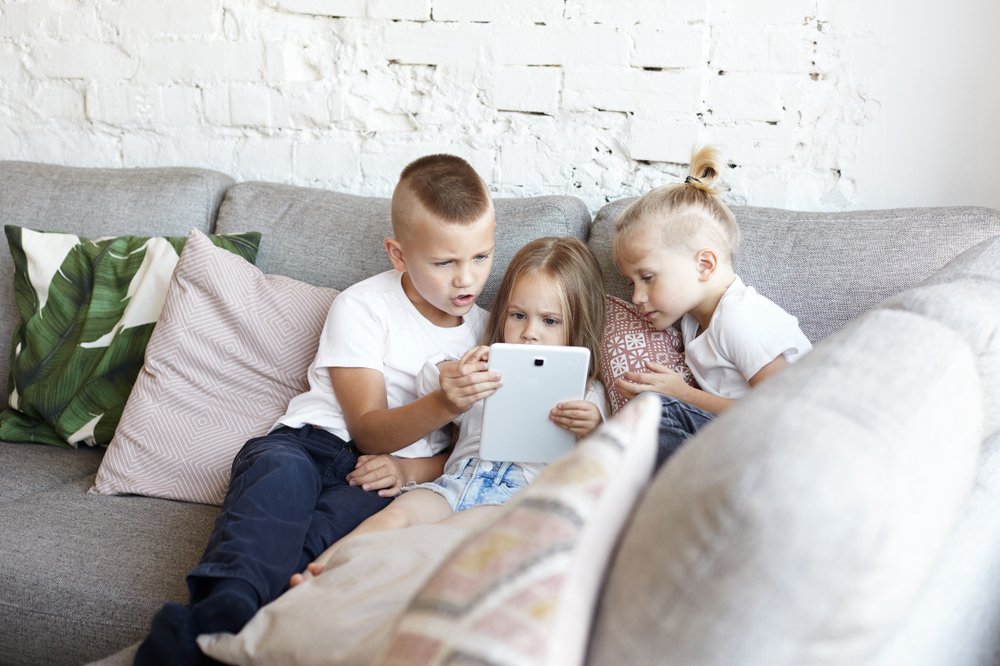 kids fighting over electronic gadget